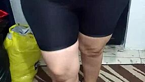 Señora Nalgona Muestra su Culo en Licra Brillosa