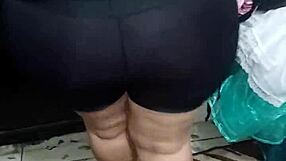 Señora Nalgona Muestra su Culo en Licra Brillosa