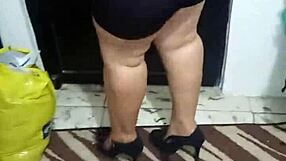 Señora Nalgona Muestra su Culo en Licra Brillosa