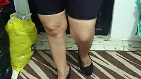 Señora Nalgona Muestra su Culo en Licra Brillosa