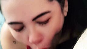 ei eu chupo esses dois paus pretos e brancos gozando na boca e rosto toda safada engolindo tudo