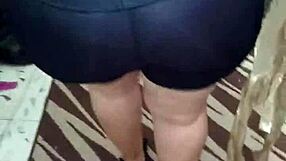 Señora Nalgona Muestra su Culo en Licra Brillosa