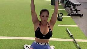 whoa 25lb overhead press hits shoulders traps and hip flexors super hard 💪🔥