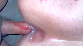 Ohnutá latina 18+ dostane anální creampie zezadu v tělocvičně během menstruace