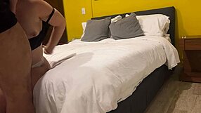 Mi cuñada resiste pero termina gimiendo con creampie en su gran culo