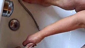 Dreckige Füße In Der Badewanne Waschen