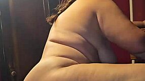 thick milf enjoys foot play and toe cum finish