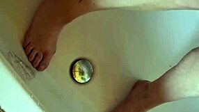 Dreckige Füße In Der Badewanne Waschen