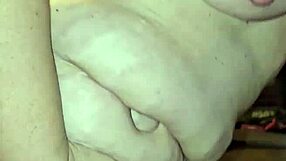 thick milf enjoys foot play and toe cum finish