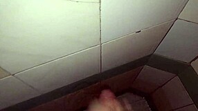 chico con verga peque�a sue�a con probar un co�o jugoso pero no sabe con qui�n