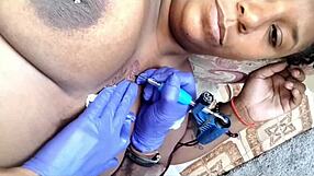 Paguei a tatuada com a buceta dela inclinada de quatro pauzão negro arrombando