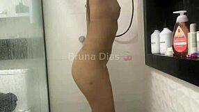 fui tomar banho e me depilar when roommate surprised me for wet bath fuck