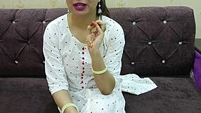 arre yaar dekho is desi indian aunt ki fuddi kitni geeli hai... hath pakad ke gand marwai bhai ne doggystyle mein.