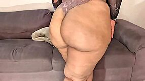 mi madrastra quiere que le ayude a masturbarse su culote