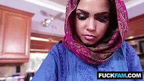 Hijabi Student Nak Rasa American Cock Ada Sanchez?
