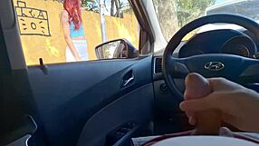 Punheta arriscada para safada na rua que estava no ponto de �nibus