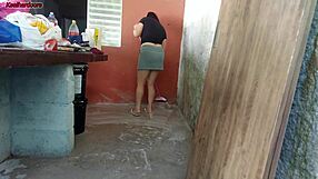 minha esposa saiu e a empregada gostosa pegou meu pau