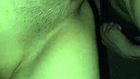 me meto en la habitacion de mi hermastra de noche y me la follo