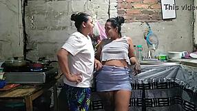 Amanecio muy perra mi vecina queriendo que la follen duro asi que termine follando con ella bien rico en la cocina