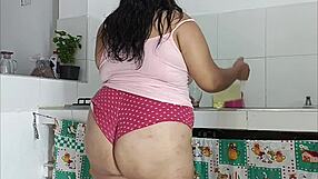 esposa infiel captada en camara con amante follando en la cocina
