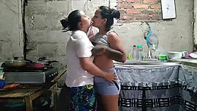 Amanecio muy perra mi vecina queriendo que la follen duro asi que termine follando con ella bien rico en la cocina