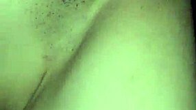 me meto en la habitacion de mi hermastra de noche y me la follo