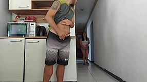 Sexo arriscado enquanto meu marido estava no banho transei com amigo dele quase fomos pego in kitchen