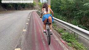 Andando De Bicicleta Sem Calcinha Na Cidade
