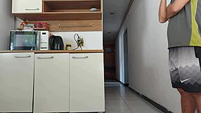 Sexo arriscado enquanto meu marido estava no banho transei com amigo dele quase fomos pego in kitchen