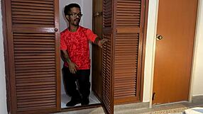 mi enano padrastro pervertido escondido en el closet