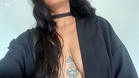 Dejamela suavecita para que me puedas follar madrastra traviesa pide a su hijastro que le afeite