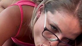 Loira rabuda gives deepthroat blowjob to uber driver in traffic