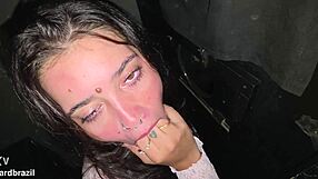 A safada queria rola no gloryhole e ganhou duas rolas e uma gozada na cara