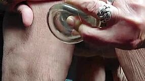 Oma neukt harige kut met dildo