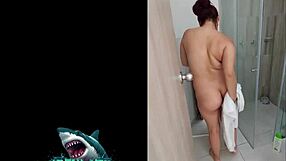 mi vecina me ensena sus habilidades sexuales en la ducha