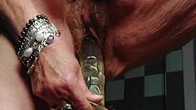 Oma neukt harige kut met dildo