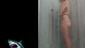 mi vecina me ensena sus habilidades sexuales en la ducha
