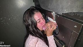 A safada queria rola no gloryhole e ganhou duas rolas e uma gozada na cara