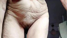 Oma neukt harige kut met dildo