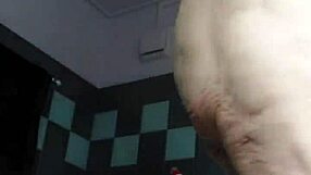 Oma neukt harige kut met dildo