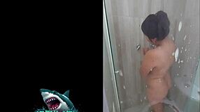 mi vecina me ensena sus habilidades sexuales en la ducha