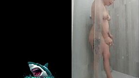 mi vecina me ensena sus habilidades sexuales en la ducha