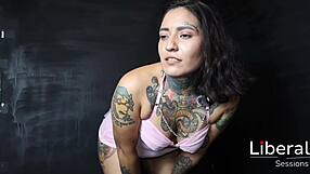 A esta puta le meten un puno por la vagina