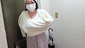 玄関で夢中でオナニーする人妻